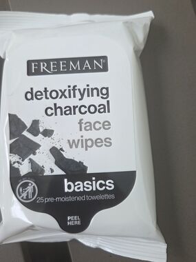 Detoxifying Charcoal Face Wipes - White 2 Pieces